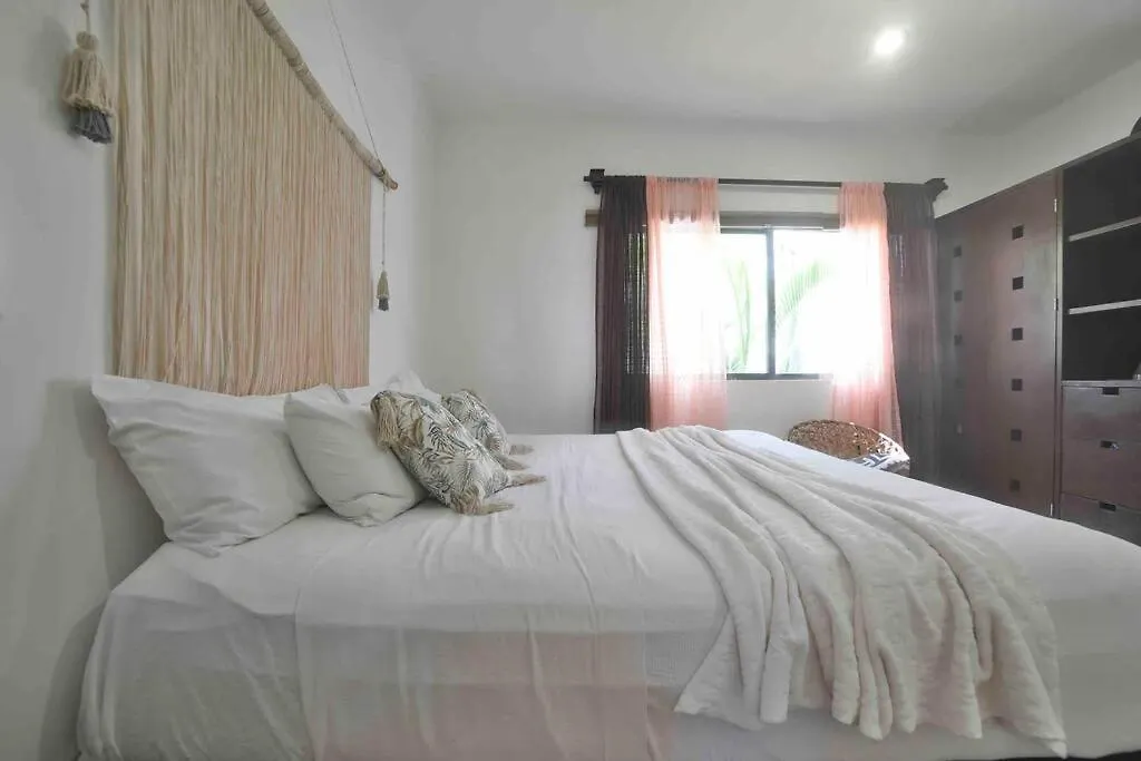 Lovely 2 Bdrm Condo In Gated Community & Pool View Playa del Carmen Mexique